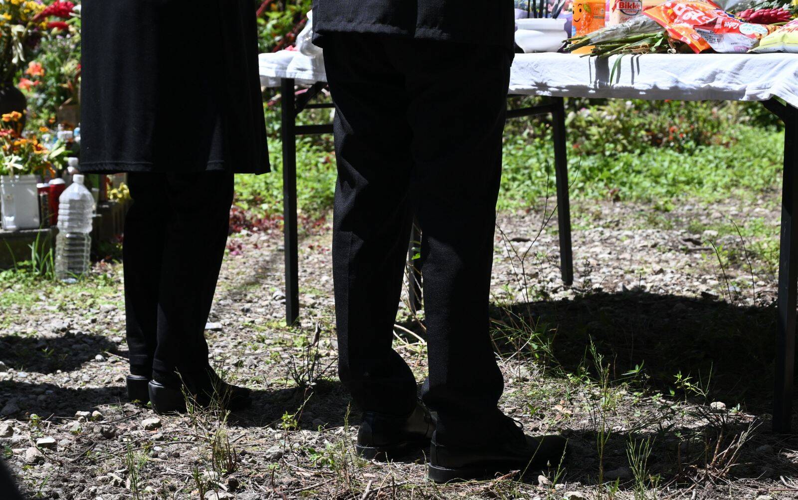 父親「娘に語りかけ」涙拭う　うるま米軍属女性殺害から10年　現場で遺族らが手を合わせる