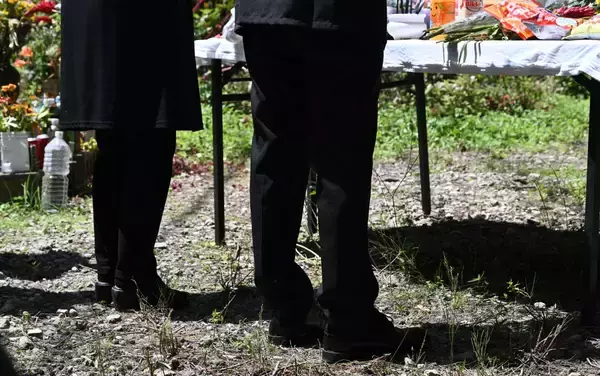 「父親「娘に語りかけ」涙拭う　うるま米軍属女性殺害から10年　現場で遺族らが手を合わせる」の画像