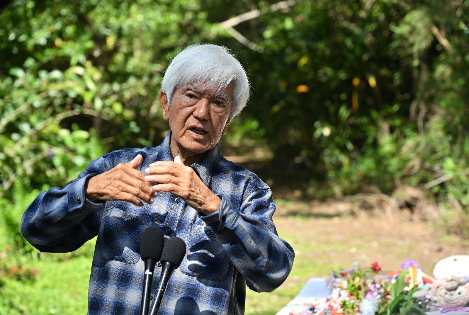 父親「娘に語りかけ」涙拭う　うるま米軍属女性殺害から10年　現場で遺族らが手を合わせる