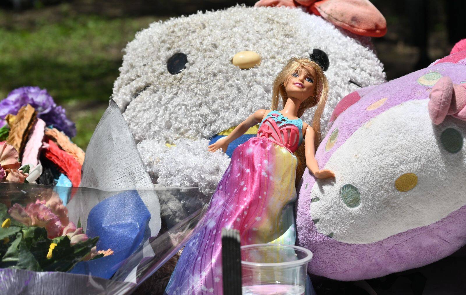 父親「娘に語りかけ」涙拭う　うるま米軍属女性殺害から10年　現場で遺族らが手を合わせる