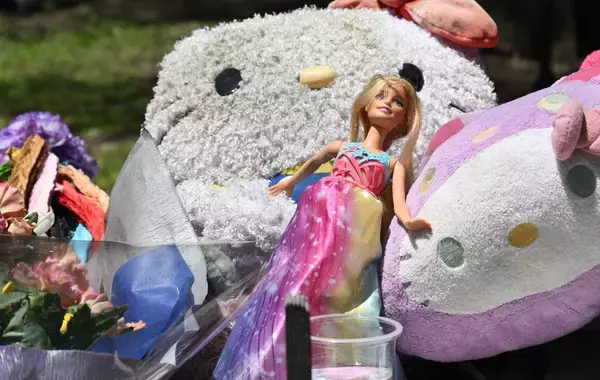 「父親「娘に語りかけ」涙拭う　うるま米軍属女性殺害から10年　現場で遺族らが手を合わせる」の画像