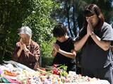 「父親「娘に語りかけ」涙拭う　うるま米軍属女性殺害から10年　現場で遺族らが手を合わせる」の画像6