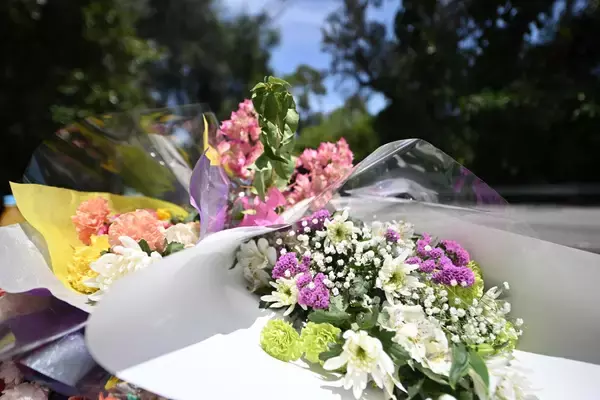 「父親「娘に語りかけ」涙拭う　うるま米軍属女性殺害から10年　現場で遺族らが手を合わせる」の画像