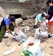 世代超えた60人が協力、美しい海がよみがえる　名護市・稲嶺区の海岸でビーチクリーン実施