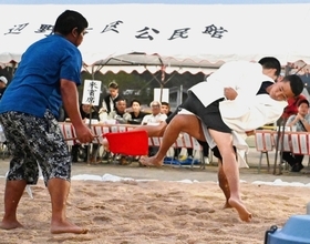 「もっと前に出ろ」「いいぞ」　辺野古で伝統の角力大会、青年会が米軍代表破る