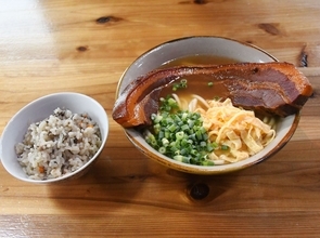 巨大！器から肉がはみ出すラフテーそば　しっかり味がしみて観光客の人気つかむ　宮古島市の「おいシーサー」