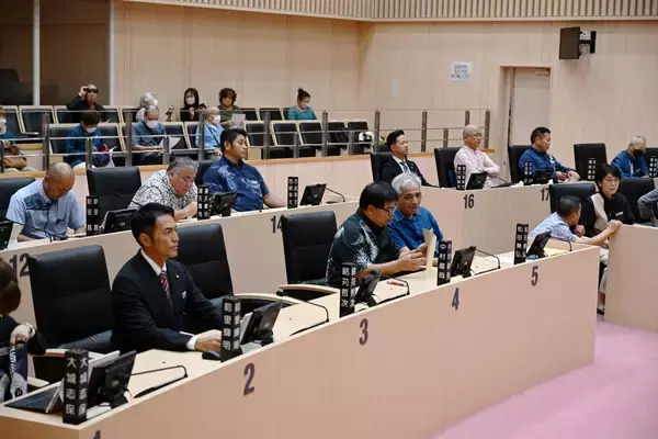沖縄・南城市議会が全員協議会　市長の辞職届巡り話し合いに入る
