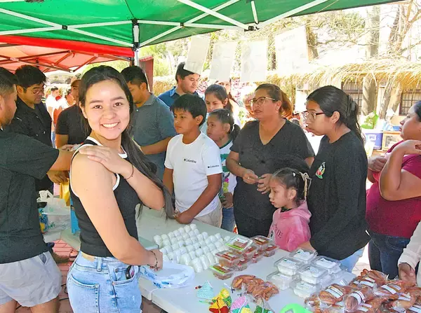 ＠ボリビア　オキナワ・フェア盛況　料理や手芸品など多数出店　［ワールド通信員ネット］