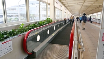 那覇空港の「動く歩道」　3年半ぶり稼働　ゆいレール駅との連絡通路