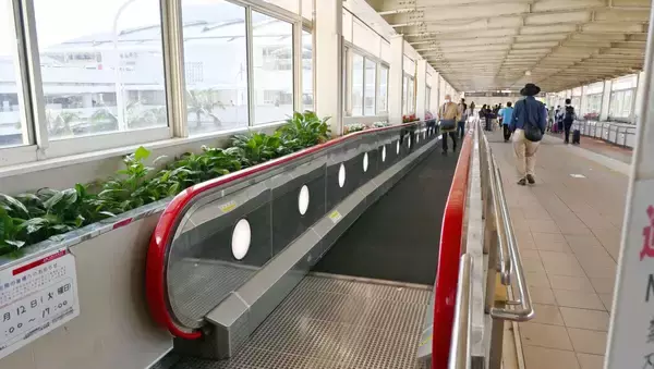 那覇空港の「動く歩道」　3年半ぶり稼働　ゆいレール駅との連絡通路