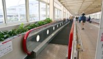 那覇空港の「動く歩道」　3年半ぶり稼働　ゆいレール駅との連絡通路