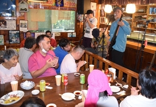 福祉施設35人にすし振る舞う　北谷町のすし店・よし八、30年続く社会貢献　かりゆし58前川さんライブも【動画あり】