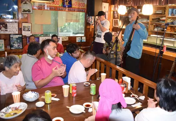 福祉施設35人にすし振る舞う　北谷町のすし店・よし八、30年続く社会貢献　かりゆし58前川さんライブも【動画あり】