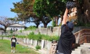 離島の子「球が速い！かっこいい」　巨人の門脇誠選手らキャッチボール交流　沖縄・津堅島で一緒に給食も