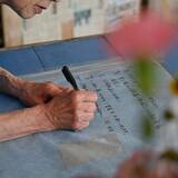 「辺野古沖転覆事故から1カ月　現場近くの献花台に手を合わせる人々の姿」の画像1