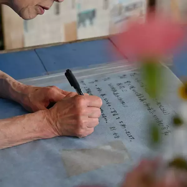 辺野古沖転覆事故から1カ月　現場近くの献花台に手を合わせる人々の姿