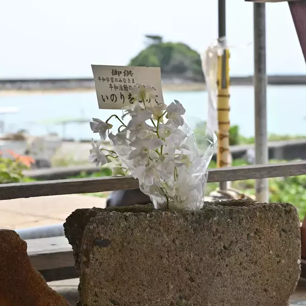 「辺野古沖転覆事故から1カ月　現場近くの献花台に手を合わせる人々の姿」の画像