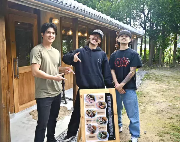 もちっとしたピザ生地に迫力のアグー豚ソーセージ　新感覚ピザサンドイッチ求め古民家に集う人々　今帰仁村・BAYWICH－今帰仁邸－