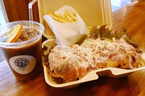 「もちっとしたピザ生地に迫力のアグー豚ソーセージ　新感覚ピザサンドイッチ求め古民家に集う人々　今帰仁村・BAYWICH－今帰仁邸－」の画像