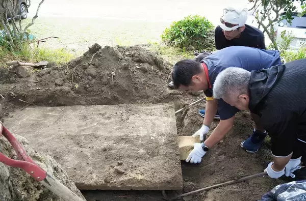 32年ぶりに開けたタイムカプセル、中身を飲んで「また埋めた」!?　沖縄・うるま市