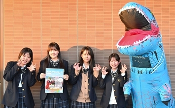 恐竜の着ぐるみで疾走　「ティラノサウルスレースin沖縄」　豊見城の豊崎美らSUNビーチで2月23日