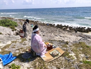 竜宮で祝女が祈願　沖縄・粟国島の豊穣を願い初拝み　締めくくりは「神墓」で