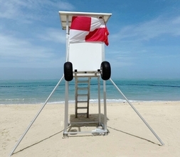 「見たらすぐ避難を」　津波フラッグ、遊泳者らに危険伝える　沖縄のほぼ全市町村で導入