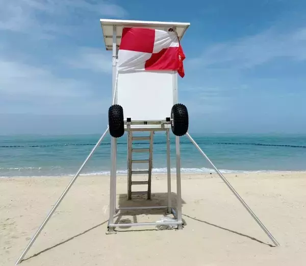 「見たらすぐ避難を」　津波フラッグ、遊泳者らに危険伝える　沖縄のほぼ全市町村で導入