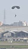 「米軍、嘉手納基地でパラシュート降下訓練を強行　今年9回目【動画あり】」の画像1