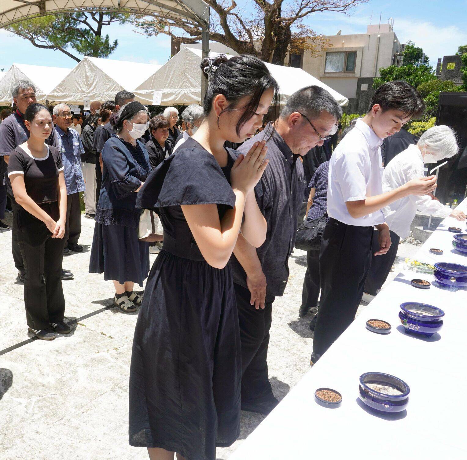 忘れない、祈り今こそ　沖縄県内各地で慰霊祭　孫に同じ思いさせたくない