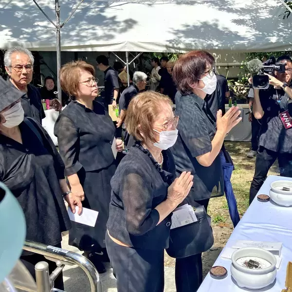 「忘れない、祈り今こそ　沖縄県内各地で慰霊祭　孫に同じ思いさせたくない」の画像