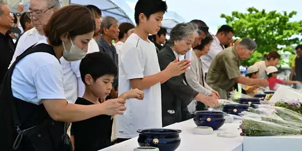 「忘れない、祈り今こそ　沖縄県内各地で慰霊祭　孫に同じ思いさせたくない」の画像