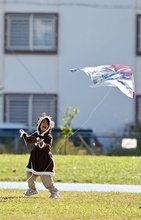 ［沖縄days］たこ揚げをトナカイの格好で！　沖縄・与那原町
