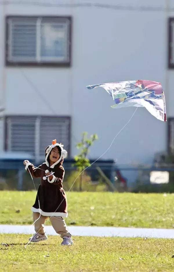 ［沖縄days］たこ揚げをトナカイの格好で！　沖縄・与那原町