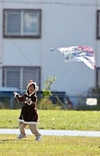 ［沖縄days］たこ揚げをトナカイの格好で！　沖縄・与那原町