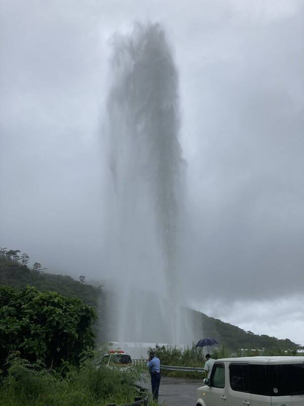 「「水が噴き出している」名護市で騒然　一時50メートルの高さまで【動画あり】」の画像