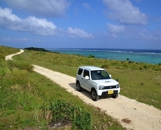 舗装しない道路　青い海見ながらゆっくり走って自然を満喫　石垣島「エコロード」完成