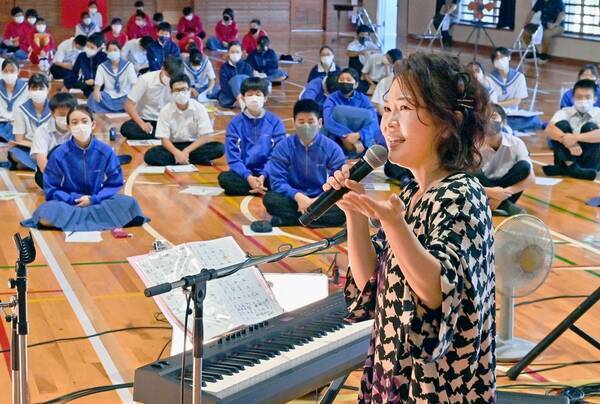 夢の花を咲かせて キロロ玉城千春さん 知念中で特別授業 未来へ いのちを歌おう 2021年11月6日 エキサイトニュース