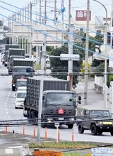 弾薬を積んだトラック、列をなし市街地に　抗議の市民を警察が排除　陸自が宮古島の訓練場に搬入