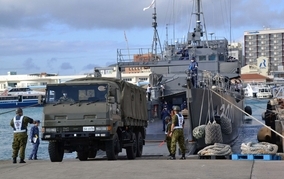 石垣の民間港へ海自輸送艇が寄港　市民団体が抗議　全国で自衛隊統合演習始まる
