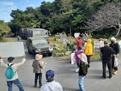 自衛隊の演習に抗議　市民20人、沖縄の山頂手前で　隊員は道路を開けるよう求める