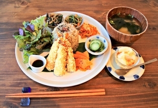 魚や肉に見た目そっくり　沖縄産食材のビーガン料理