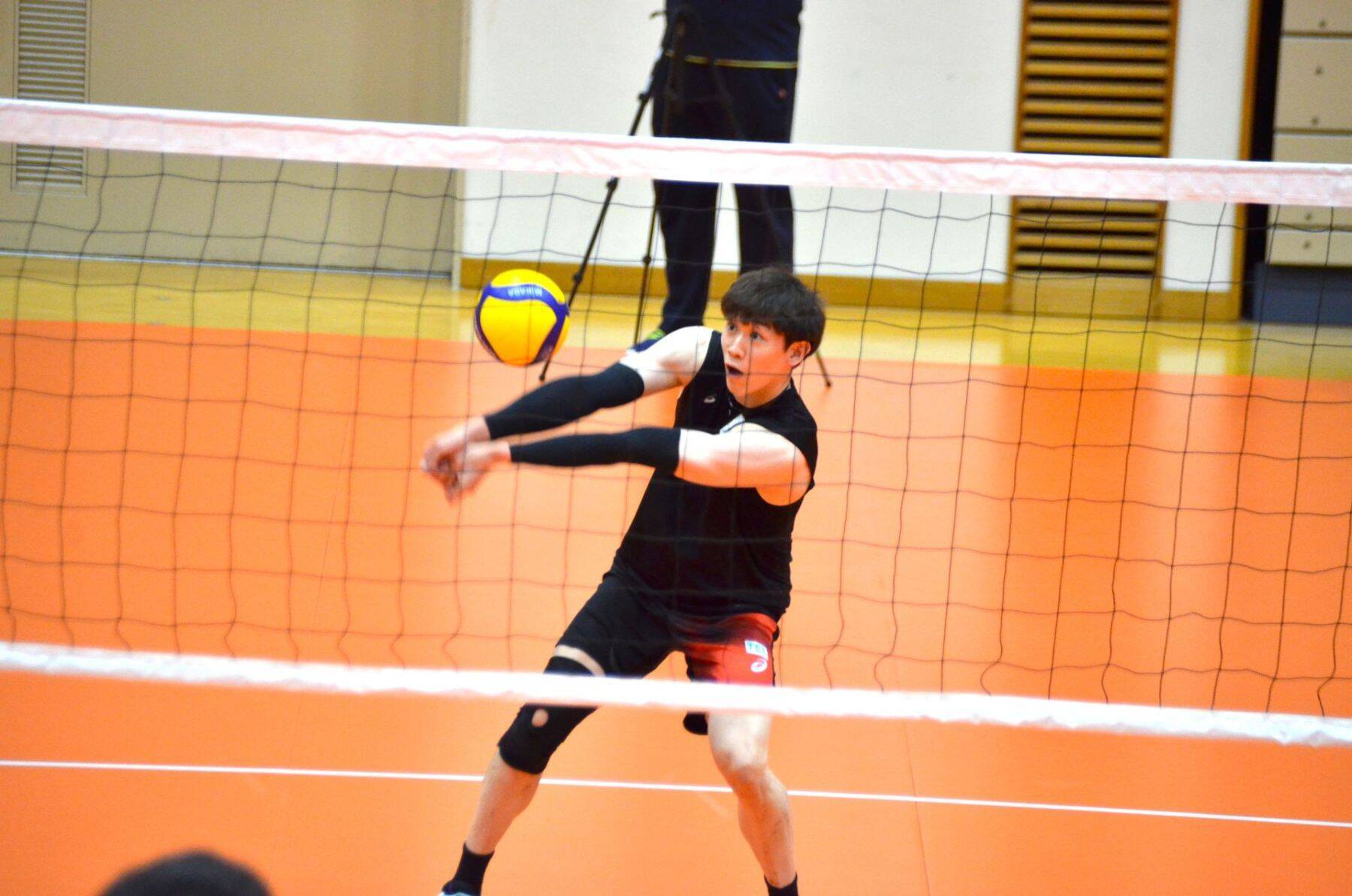 石川祐希、高橋藍らがレシーブ練習　バレーボール男子代表の強化合宿始まる　沖縄・豊見城