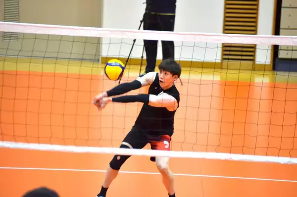 「石川祐希、高橋藍らがレシーブ練習　バレーボール男子代表の強化合宿始まる　沖縄・豊見城」の画像