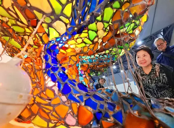 「［沖縄days］ガジュマルのような造形に笑顔　浦添市」の画像