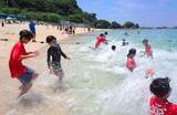 「青空の下しぶき上げ海へダイブ　夏到来、伊計ビーチ開き　沖縄・うるま市」の画像1