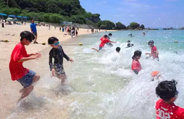青空の下しぶき上げ海へダイブ　夏到来、伊計ビーチ開き　沖縄・うるま市