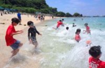 青空の下しぶき上げ海へダイブ　夏到来、伊計ビーチ開き　沖縄・うるま市