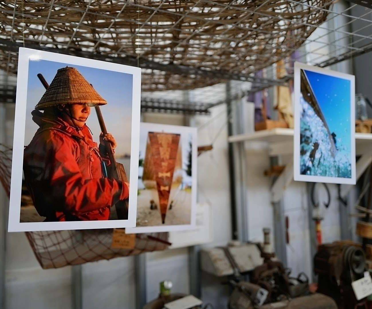 「写真甲子園」へ向けた軌跡　サバニ職人と交流、出会い通し成長を表現　浦添工業高生の写真展、約50点を展示