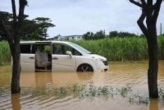 沖縄・宮古島で大雨　冠水で乗り捨てられる車両　スーパー臨時休業も　空港で観測史上最大100ミリの雨